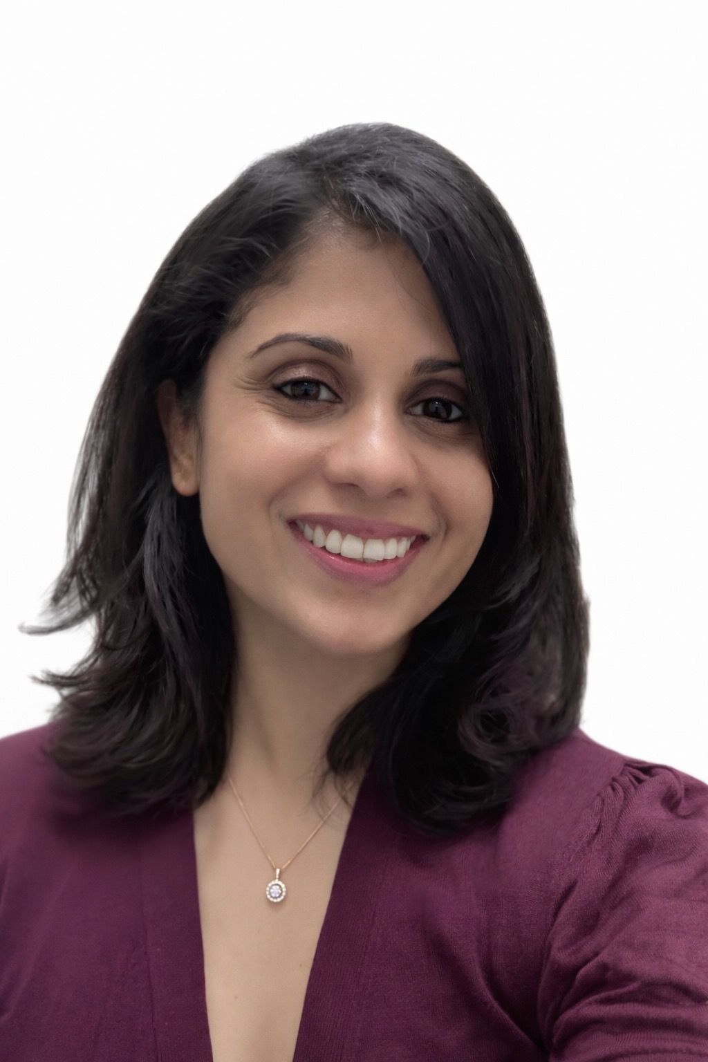 Portrait of Clinical Psychologist Leilani de Silva, smiling warmly against a plain background.